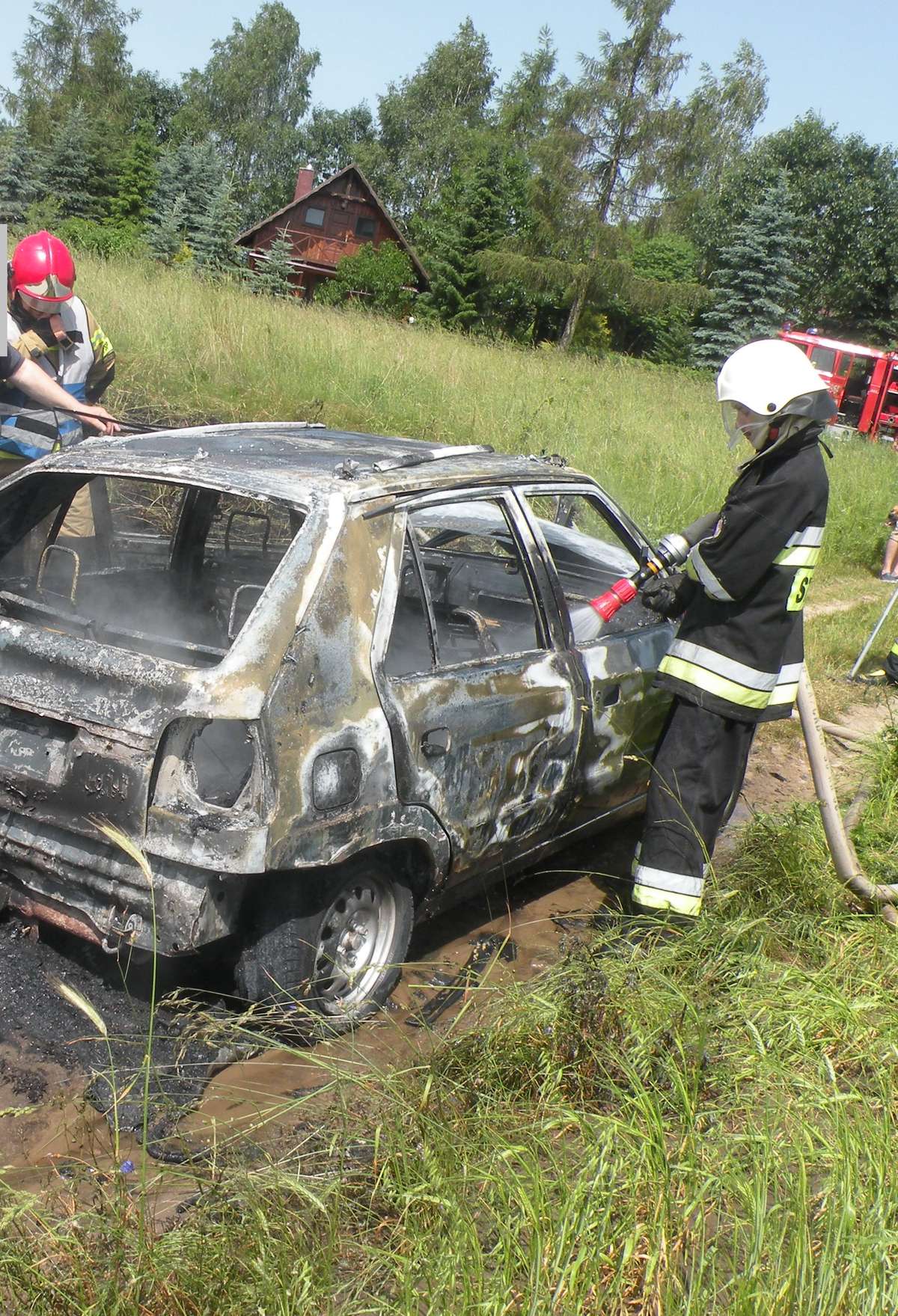 Strażacy gasili auto w Skarlinie 