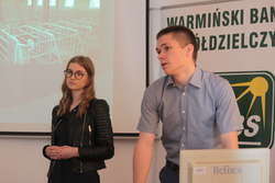Julia Wójtowicz i Jan Czaczkowski, uczniowie I LO w Olsztynie, prezentują swój pomysł podczas III Wojewódzkiego Konkursu Wiedzy Ekonomicznej "Moja firma, moja przyszłość"