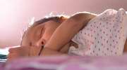Jak ubrać noworodka w upał? Zasady spacerowania z maluchem w upał