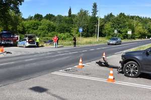 Wypadek z udziałem motocyklisty na skrzyżowaniu w Piszu