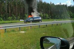 Uwaga, kierowcy! Pożar auta na trasie Olsztynek - Olsztyn