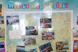 Dzieci ze szkoły w Zwiniarzu stworzyły mapę Polski z widokówkami 