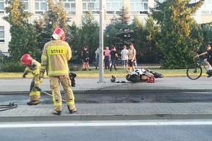 Motocykl spłonął na ul. Skłodowskiej. 25-letni kierowca wyszedł z tego bez szwanku