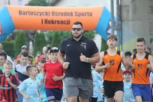 Konrad Bukowiecki pobiegł z mieszkańcami Bartoszyc. ZDJĘCIA