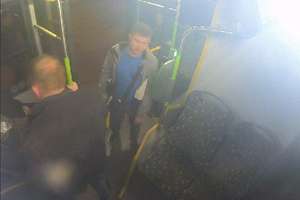 Kamera zarejestrowała kradzież w autobusie w Olsztynie. Czy poznajesz sprawcę?