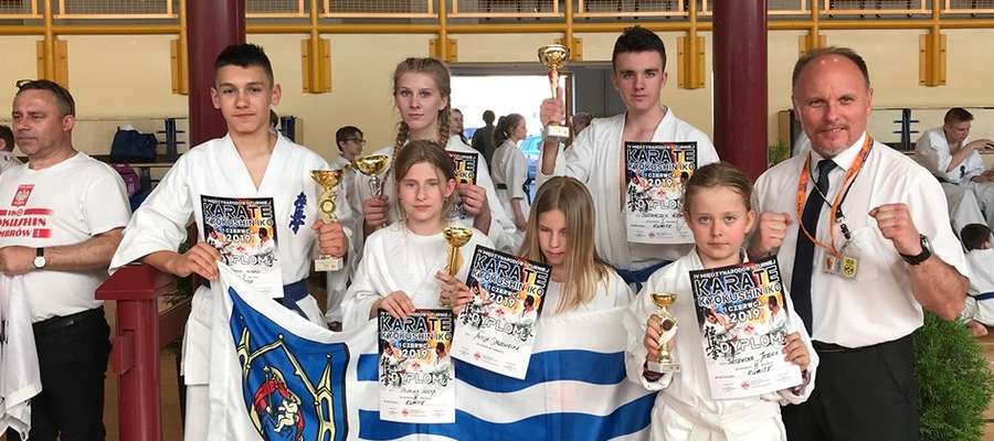 Ekipa karateków z Iławy z trenerem Tomaszem Gąską