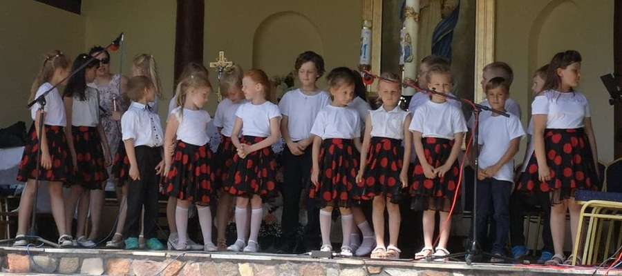 Uczniowie szkoły w Ostrowitem podczas występu w Wardęgowie 