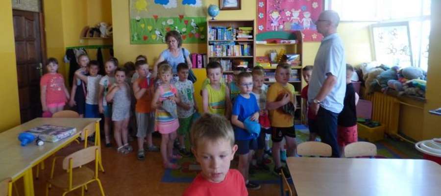 Dyrektor Jerzy Resicki pokazuje szkołę przedszkolakom 