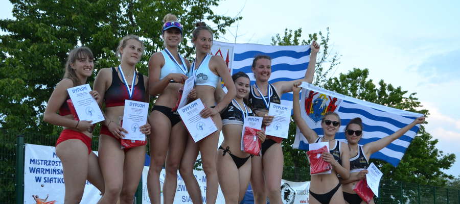 Podium finałów mistrzostw województwa warmińsko-mazurskiego juniorek w siatkówce plażowej. Turniej rozegrano na Dzikiej Plaży w Iławie