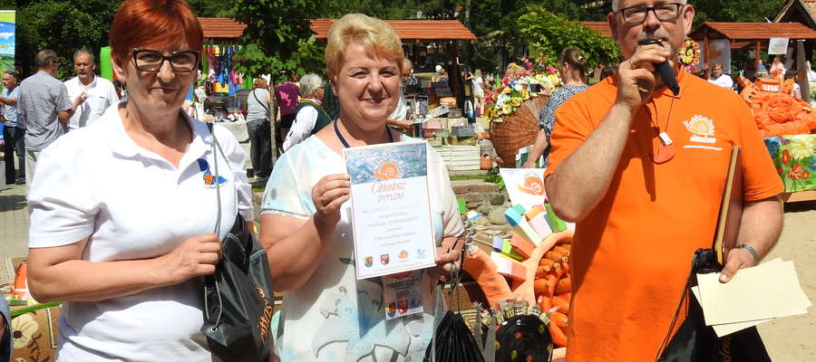 Superzwycięzcą festiwalu został Sępopol. Burmistrz Irena Wołosiuk (w środku) odebrała nagrodę z rąk Jacka Kostki (po prawej)