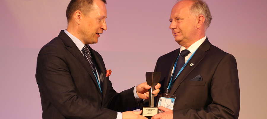 Ryszard Niedziółka odebrał z rąk prezesa Grupy WM, Jarosława Tokarczyka nagrodę specjalną za kampanię "Invest in Kętrzyn"