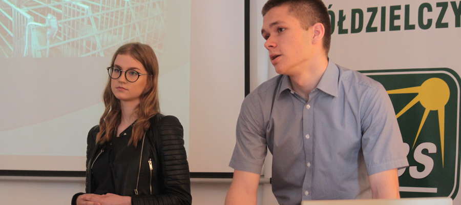 Julia Wójtowicz i Jan Czaczkowski, uczniowie I LO w Olsztynie, prezentują swój pomysł podczas III Wojewódzkiego Konkursu Wiedzy Ekonomicznej "Moja firma, moja przyszłość"