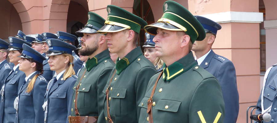 Funkcjonariusze służby więziennej z ZK Iława ubrani w historyczne (zielone), pochodzące z 1919 roku mundury, które przyjechał na uroczystość 70-lecia jednostki prosto z Centralnego Ośrodka Szkolenia Służby Więziennej w Kaliszu