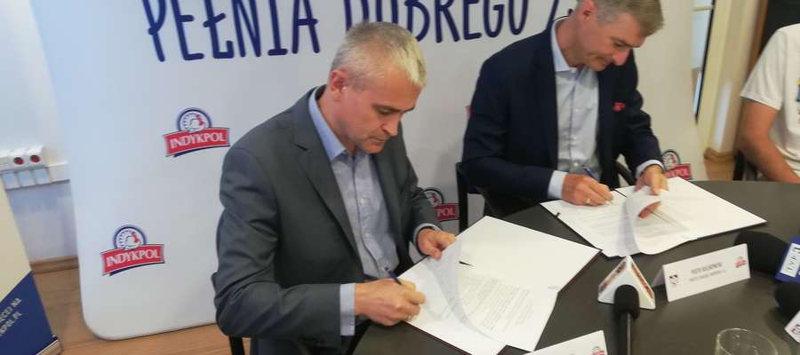 Tomasz Jankowski i Piotr Kulikowski podpisują umowę o współpracy