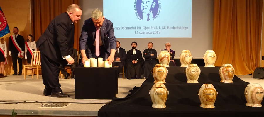 Prof. Jerzy Gielecki (z lewej) i rektor Ryszard Górecki zapalają znicze
