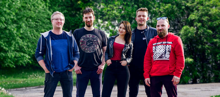 Od lewej: Tomasz Marynowski- bas, Piotr Rudziewicz- gitara, Joanna Górska- wokal, Łukasz Młynarczyk gitara, Jarosław Markowicz- Perkusja.