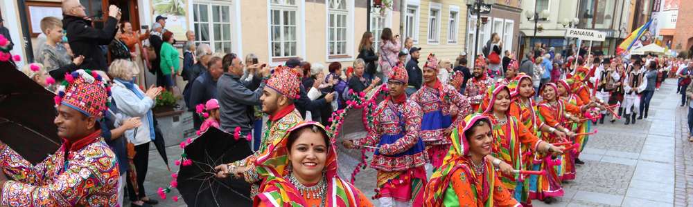 Kolorowy korowód to znak, że w Olsztynie rozpoczęły się Międzynarodowe Dni Folkloru [ZDJĘCIA, VIDEO]