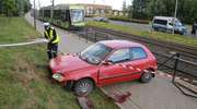 Przejechał przez torowisko w Olsztynie, uderzył w bariery, wjechał na chodnik i... porzucił samochód [ZDJĘCIA]