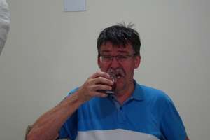 Andrzej Malinowski pije w Rwandzie piwo z bananów 