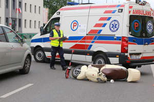 Skuter zderzył się z toyotą w Olsztynie. 66-letni kierowca trafił do szpitala [ZDJĘCIA]