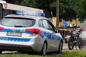 Motocyklista uderzył w tył osobówki