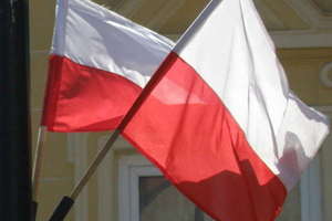 Obcokrajowiec znieważył polską flagę. Grozi mu rok za kratkami

