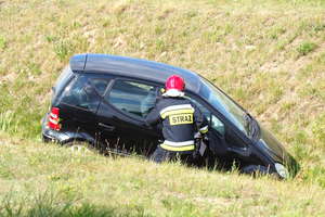 Groźny wypadek na „siódemce". Auto wypadło z drogi [ZDJĘCIA]