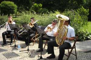 Mazurscy puzoniści zaczynają cykl letnich koncertów przy fontannie 