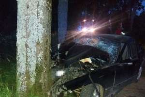 24-latek stracił panowanie nad autem i uderzył w drzewo