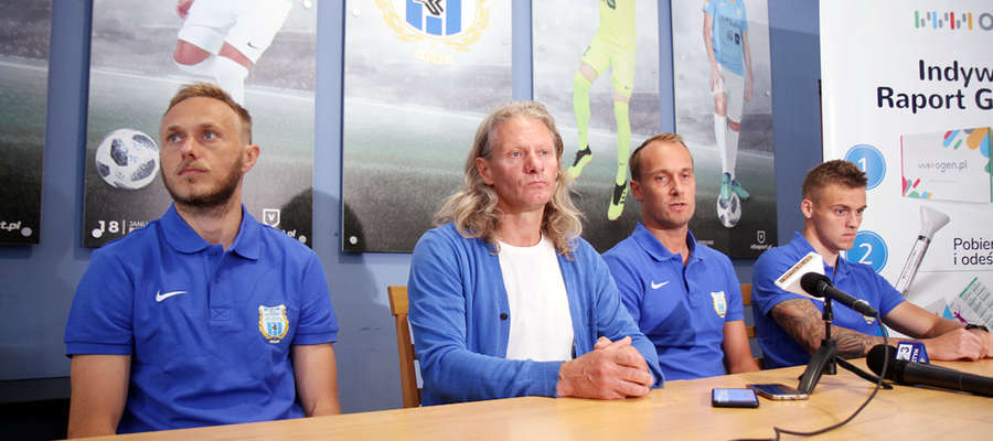 Grzegorz Lech, trener Piotr Zajączkowski, Janusz Bucholc i Artur Siemaszko na przedsezonowej konferencji prasowej