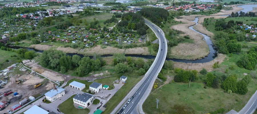 Widok z lotu ptaka na fragment rzeki Iławki, przy którym powstanie kolejny etap ścieżki pieszo-rowerowej