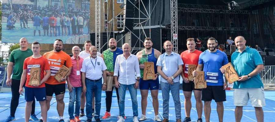 Uczestnicy 4Move Jurand Cup w komplecie. W środku w identycznych koszulkach stoją Michał Haratyk i Konrad Bukowiecki. Pierwszy z prawej trener Ireneusz Bukowiecki