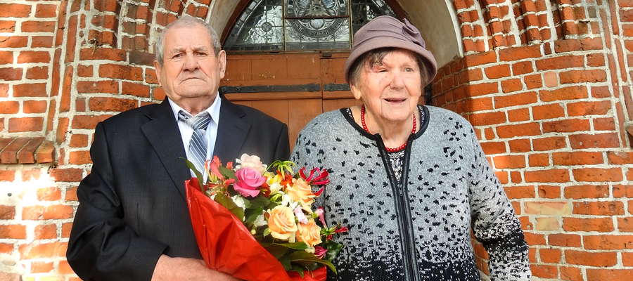 Rocznicowa para po wyjściu z kościoła w Grodzicznie