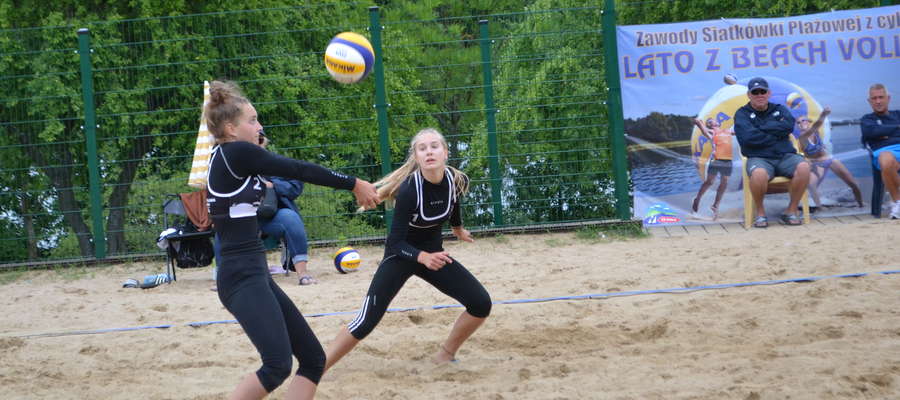 Zuzanna Iwankowska i Wiktoria Borszewska (Zryw-Volley Iława) podczas jednego z meczów