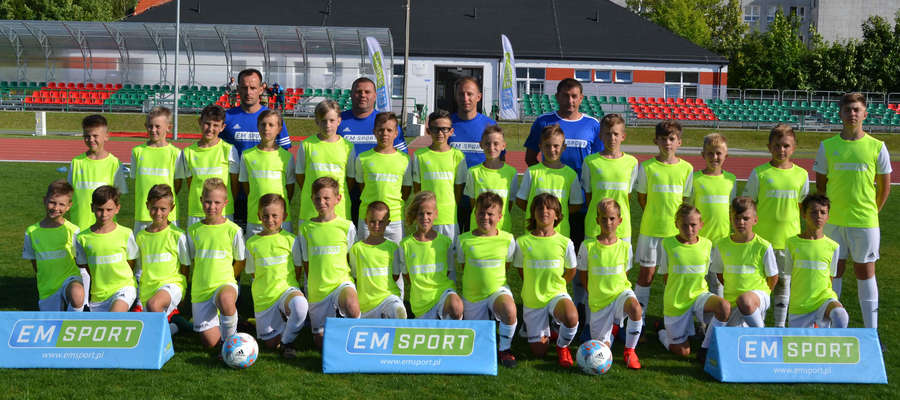 Blisko 30 młodych piłkarze po okiem trenerów z Emsport podnosi swoje umiejętności w Ostródzie