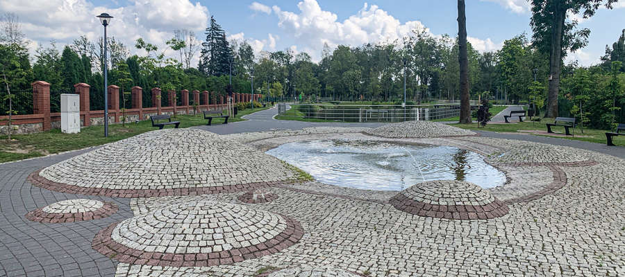 Fontanna w Łazienkach Miejskich w Lubawie bywa wykorzystywana przez najmłodszych jako małe kąpielisko
