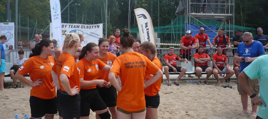 Olsztyńskie rugbistki szykują się do jednego z meczów na plaży CRS Ukiel