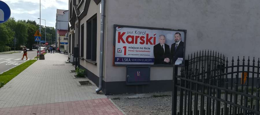Ulica Traugutta w Giżycku, plakat wyborczy 