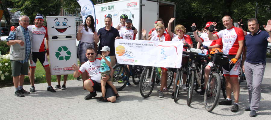 Uczestnicy akcji Cycling Recycling z burmistrzami Giżycka Wojciechem Iwaszkiewiczem i zastępcą Cezarym Piórkowskim