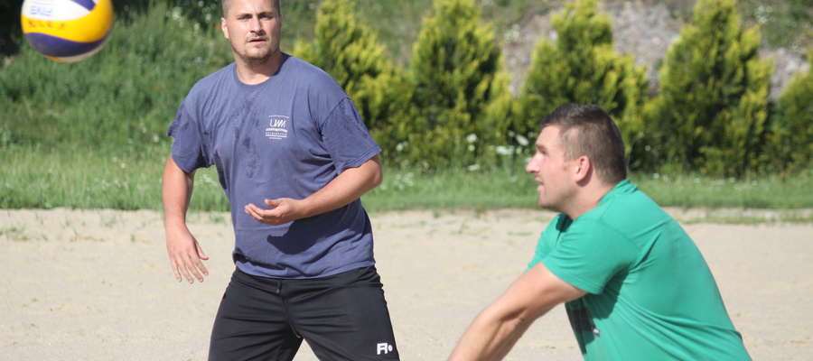 Piotr Jędrzejewski (z prawej) i Marcin Stankiewicz - nowi liderzy Grand Prix w siatkówce plażowej w Bartoszycach w kategorii mężczyzn