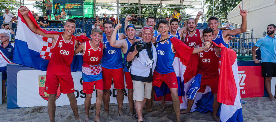 Marek Kojro w towarzystwie Chorwatów, mistrzów Europy w plażowej piłce ręcznej