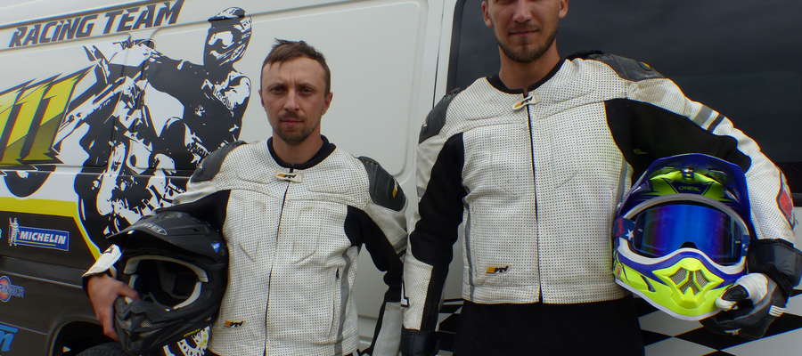 Jędrzej Żuralski (z lewej) i Tomasz Żuralski. Kuzyni startują w mistrzostwach Polski w wyścigach motocyklowych supermoto
