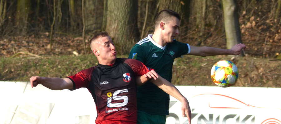 Michał Jankowski (na zdjęciu z prawej), który przebywał niedawno na testach w Concordii Elbląg, zostaje na przyszły sezon w GKS-ie Wikielec