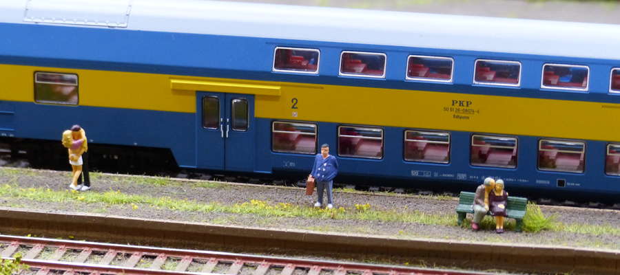 W oczekiwaniu na pociąg - jedna ze scenek, która można zobaczyć na mającej ponad 100 metrów makiecie linii kolejowej