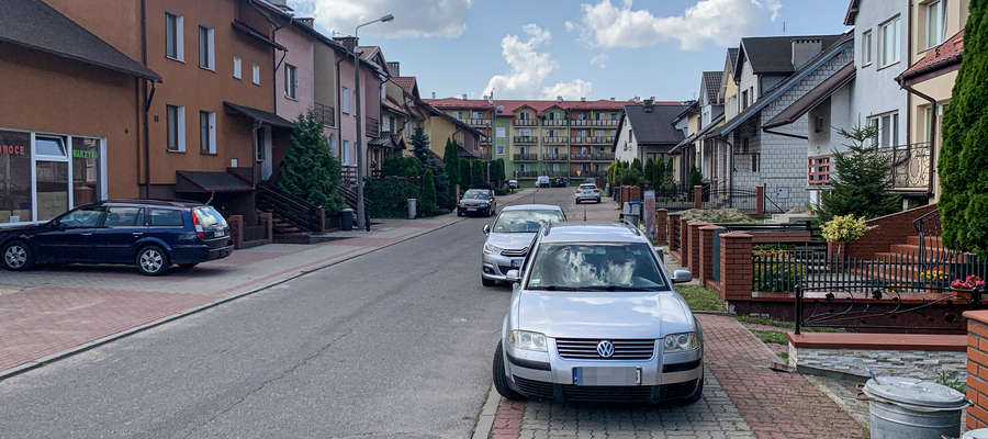Na ulicy Królowej Jadwigi auta bardzo często stoją zaparkowane na chodniku, zajmując niemal całą jego szerokość