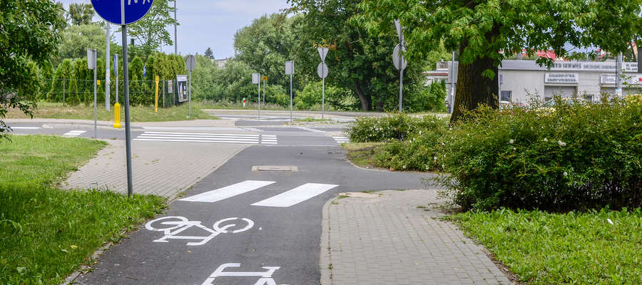 Rowerzyści powinni poruszać się po ścieżkach rowerowych i jezdni, w szczególnych przypadkach mogą wjechać na chodnik