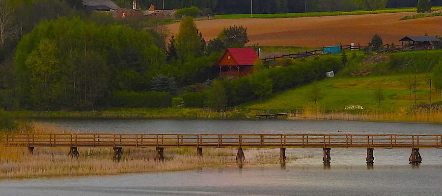 Malownicze tereny Radomna z mostem przez jezioro