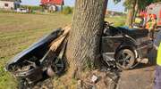BMW uderzyło w drzewo, jedna osoba nie żyje, dwie zostały ranne