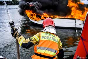 Pożar jachtu na jeziorze Mamry. Jedna osoba z poparzeniami [ZDJĘCIA]