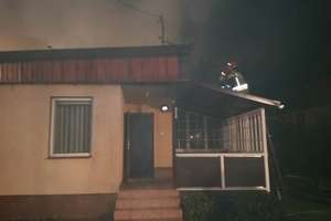 Strażacy siedem godzin gasili pożar dachu budynku mieszkalnego 